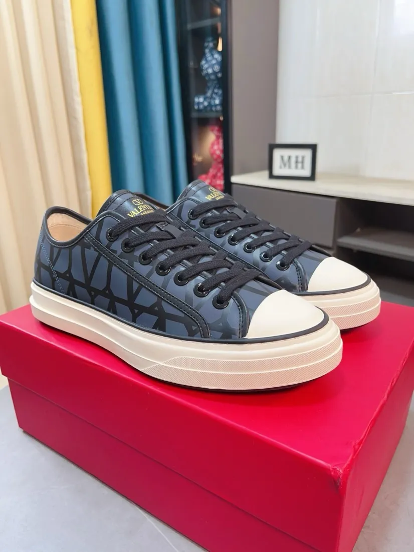 Men's shoes 💰500🌸🌸[Valentino] Couple model, official website 1:1 replica, fashionable casual men's shoes 🔜The upper is made of imported high-quality original special upper sheepskin lining, the upper foot is very stylish, personalized fashionable rubber wear-resistant outsole, size: 35-44 (45 can be customized)